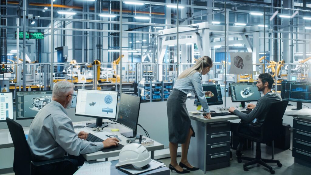 Equipe de engenharia trabalhando com software e processos industriais