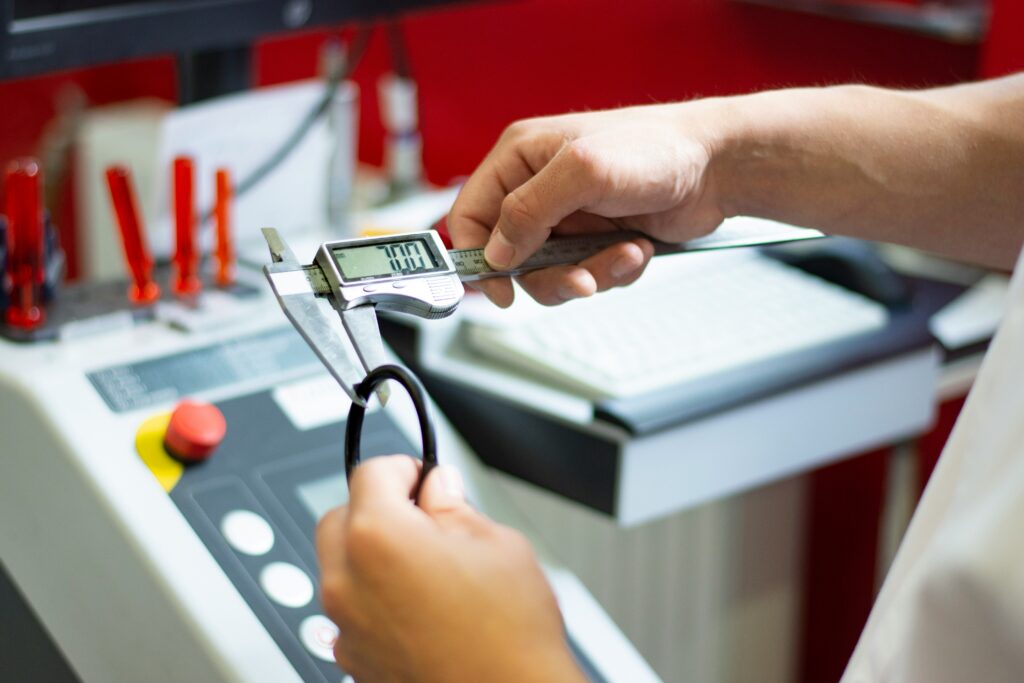Calibração de paquímetro digital utilizando padrão dimensional em laboratório de metrolog
